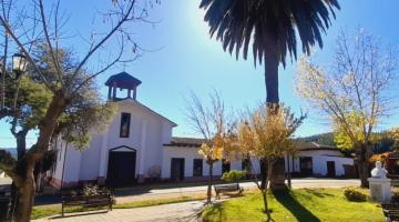 Foto del frontis de la parroquia tomada desde la plaza 
